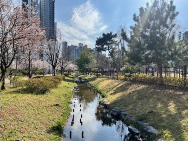 봄철 맞아 ‘영종하늘도시 실개천’ 가동, 도심 속 친수공간 제공