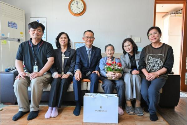 공주시, 99세 이상 장수 어르신 61명에 꽃바구니 전달  기사 이미지