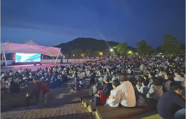 진주시 올해 첫 ‘달빛영화제·나이트마켓’ 성황리 개최