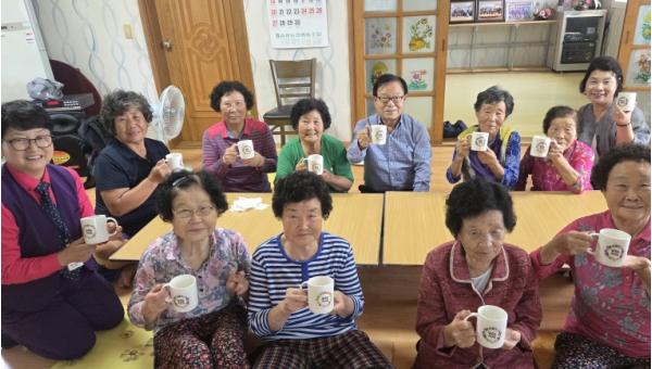 대한노인회 증평군지회, 경로당 84개소 대상 ‘나만의 머그컵 만들기’ 기사 이미지