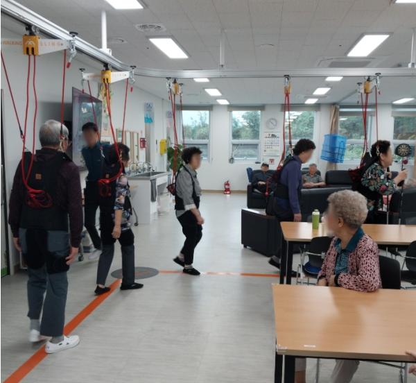 강릉시립주야간보호센터, 어르신 보행 재활 위한 워킹 레일 설치 기사 이미지