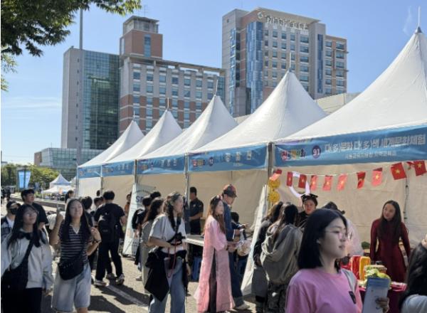 청소년의 내일 비추는 시흥시 진로박람회에 학생ㆍ학부모 1,800명 참여… 미래 직업 체험 '호응' 기사 이미지